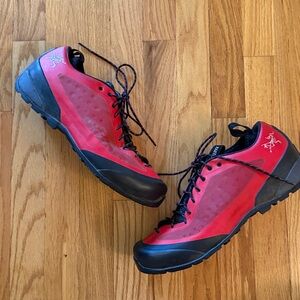Arc'teryx 10.5 Acrux FL GTX Approach Red Black Athletic Shoes great condition